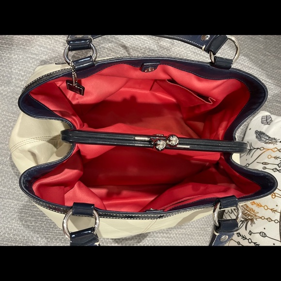 Vintage White Leather Blue Trim Coach Shoulder Bag - Picture 4 of 9